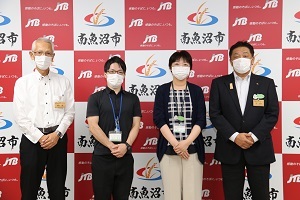 派遣職員2人と林市長、岡村副市長の集合写真