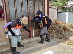 浸水の深さなどを調べる様子