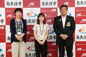 派遣職員2人と林市長の集合写真