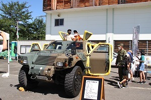 自衛隊の車両に乗車する児童