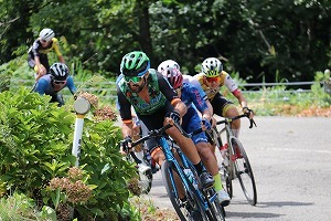 急な坂道を上る選手