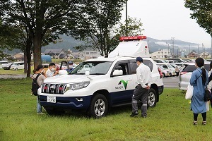 働く車にふれる来場者