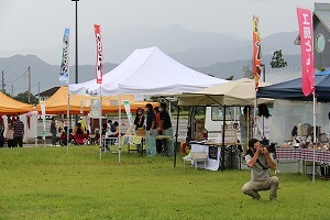 さまざまなブースが並ぶ様子