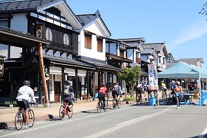 牧之通りのエイドステーションに集まる参加者