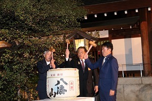 鏡開きを行う市長たち