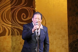 挨拶をする藤波さん