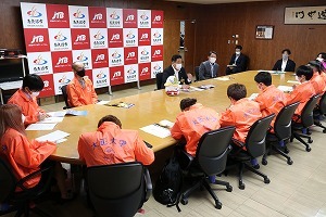 市長の話を熱心に聞く学生