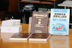 会場に飾られた足高薬品の様々な教材と飲み薬