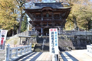 毘沙門堂と祭り会場の看板