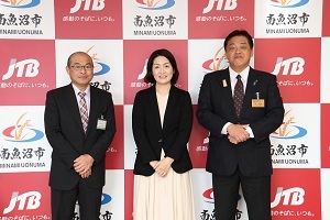 佐藤先生と市長と福祉保健部長の記念写真