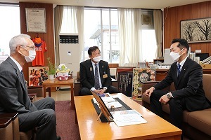 林市長と話をする宮崎小千谷市長