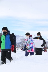 雪を運ぶ児童