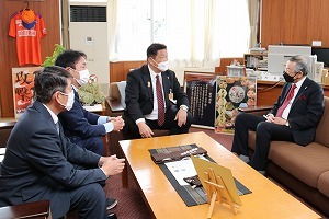 市長室で懇談する大坪さん