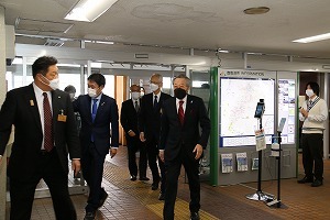 歓迎を受ける大坪さん