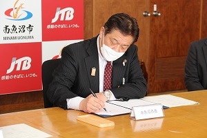 署名する林市長