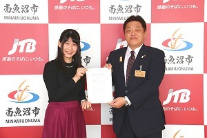 じゅげむさん交流大使委嘱状を交付する市長