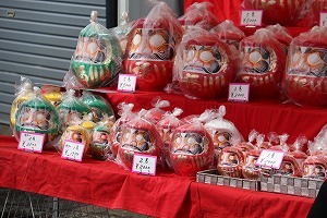 売りに出されるだるま