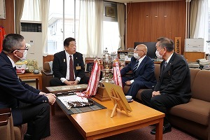 市長と話をする山下さん