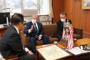 市長と話をする山下さん