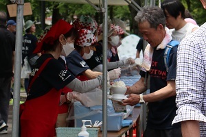 食べ放題の南魚沼産コシヒカリを盛っている様子