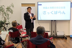 市民の方へ熱心に話す林市長