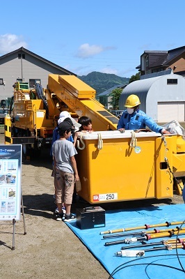 高所作業車の説明を聞く児童