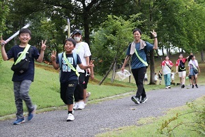 八色の森公園近くを歩く参加者