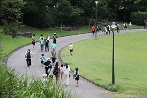 八色の森公園の周りのコースを歩く参加者
