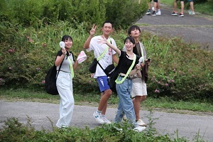 浦佐バイパス近くを歩く参加者4人