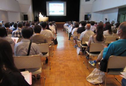 南魚沼市民病院透析センター長の田部井先生が講演している写真です。