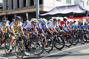 スタート地点に並ぶ選手たち