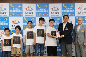 ロボ団南魚沼校の小学生・中学生のみなさんと林市長、岡村教育長の集合写真