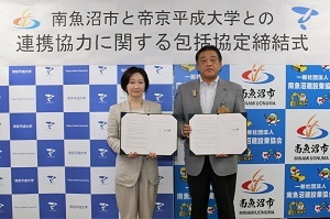 インタビューボード前での市長と冲永学長の写真