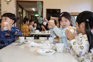 おにぎりを作る園児たち