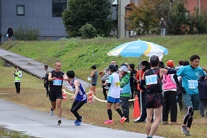 六日町地域でタスキを渡す選手