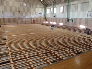  六日町中学校第一体育館床改修工事　施工中.JPG
