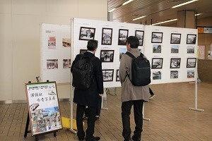 浦佐駅今昔写真集を見る男性2人の写真
