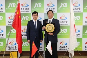 崔為磊（サイ イライ）さんと林市長の写真