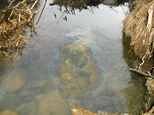 水路に流れた油（油膜）