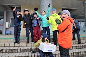 雪を詰め終わりみんなでピースする