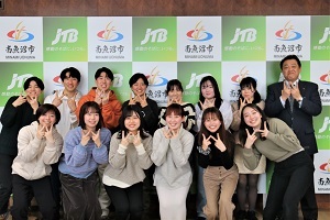 学生と市長の記念写真