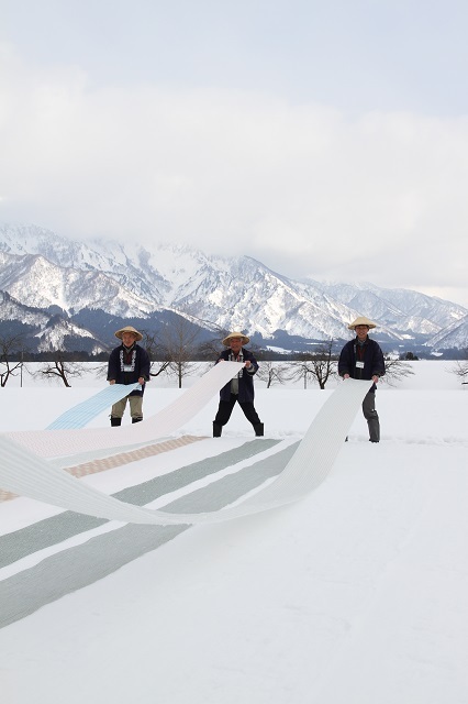 雪ざらしをする職人