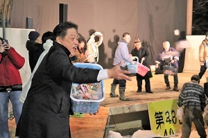 福餅まきをする林市長