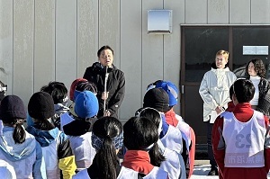 選手の前であいさつする林市長