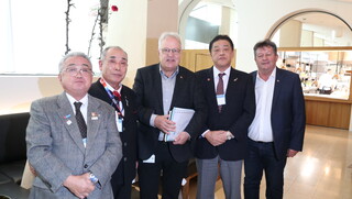 ヘルマン・ガー国会議員・シェプフ町長との集合写真