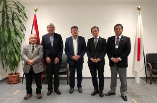 水内龍太大使との集合写真