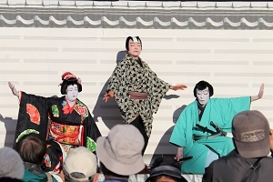 見得を切る三人の歌舞伎役者