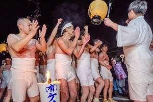 裸押し合い大祭の様子