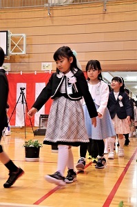 入場する新一年生