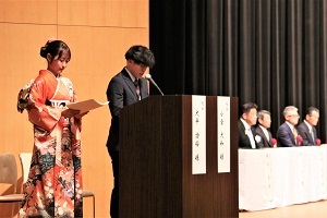 司会進行する男女の写真